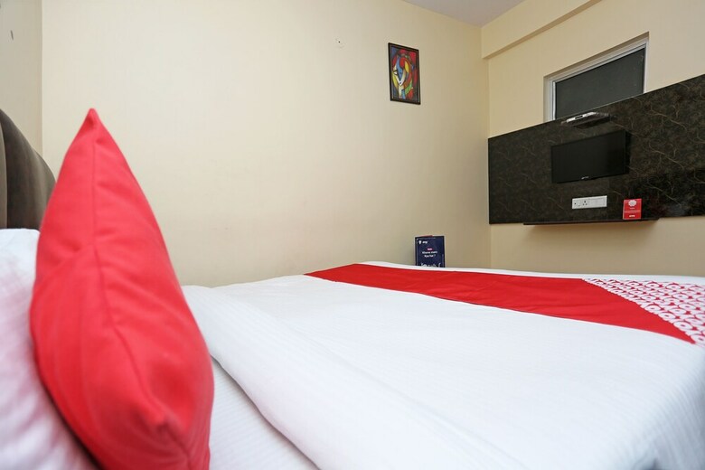 Oyo 9926 Hotel Bharat Inn
