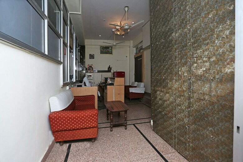 Oyo 9926 Hotel Bharat Inn
