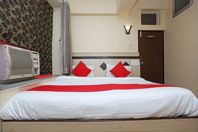 Oyo 9926 Hotel Bharat Inn