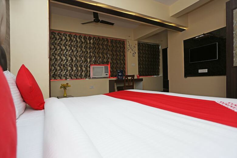 Oyo 9926 Hotel Bharat Inn
