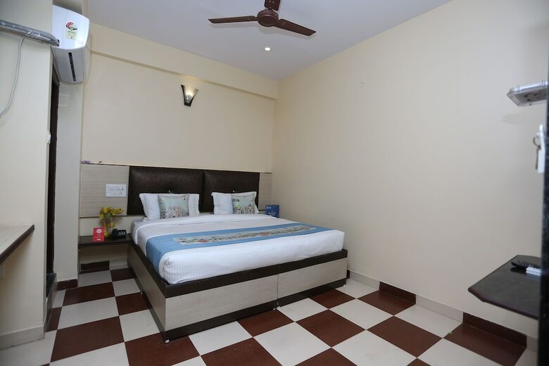 Oyo 9926 Hotel Bharat Inn