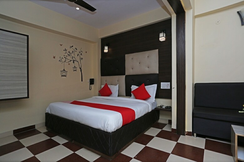 Oyo 9926 Hotel Bharat Inn