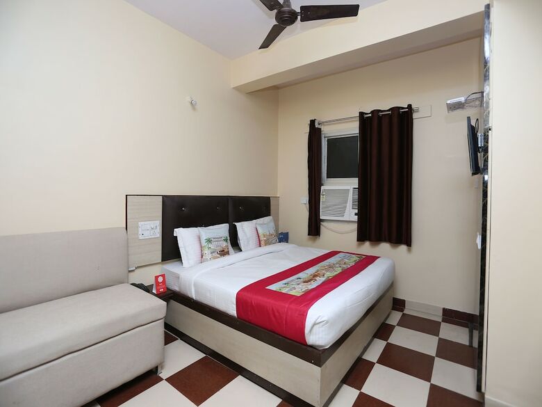 Oyo 9926 Hotel Bharat Inn