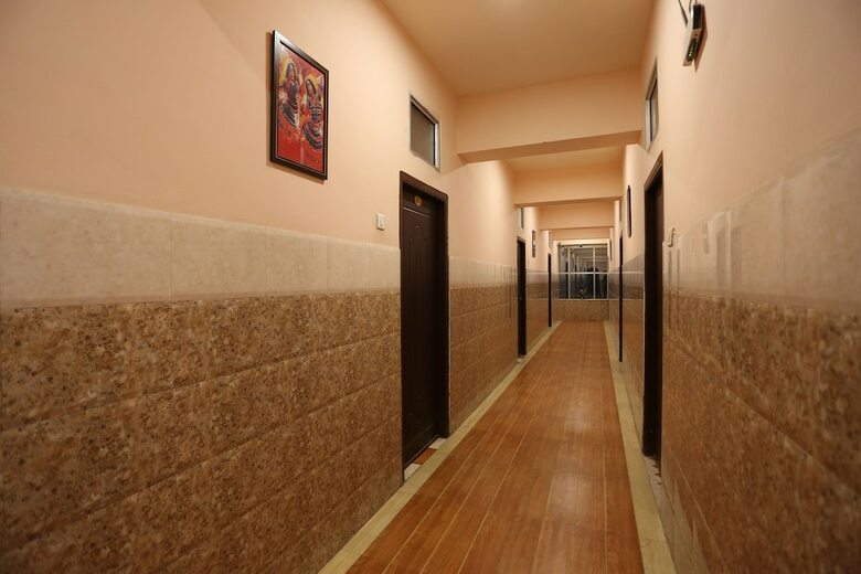 Oyo 9926 Hotel Bharat Inn