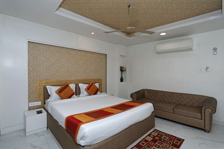 Oyo 10277 Hotel Delux Golden