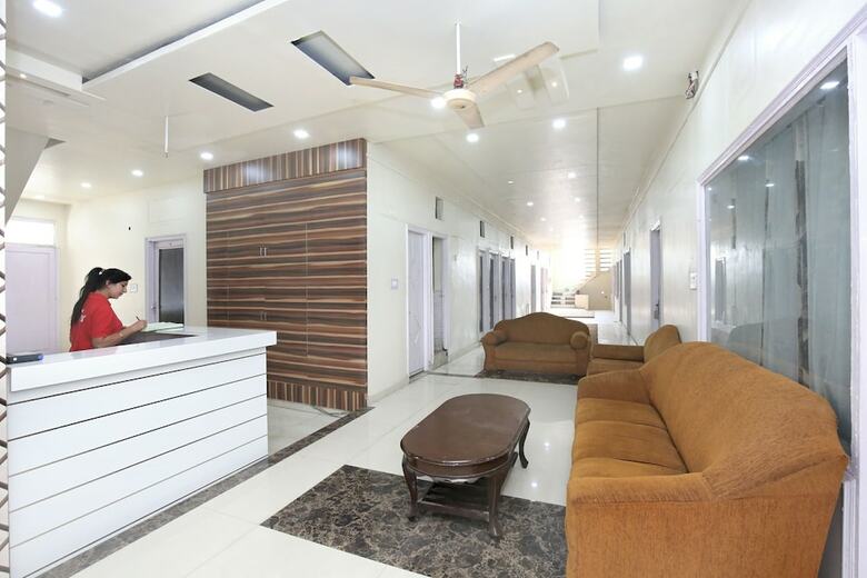Oyo 10376 Hotel Golden Inn