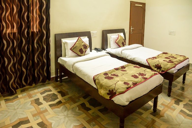 Oyo 7609 Hotel Dolphin