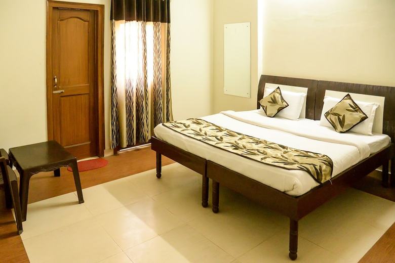 Oyo 7609 Hotel Dolphin