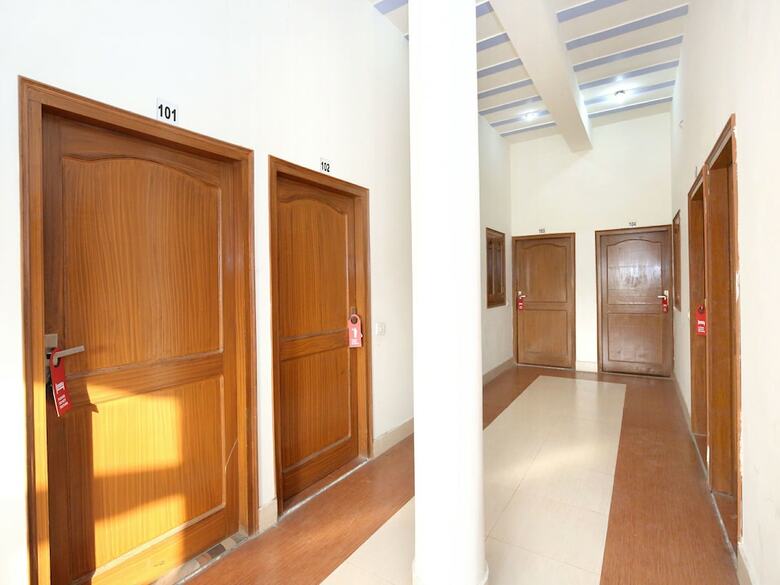 Oyo 7609 Hotel Dolphin