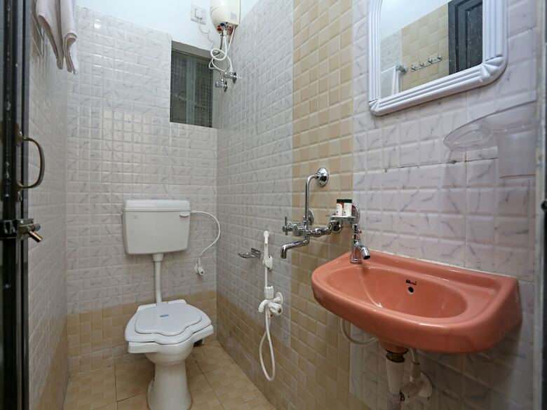 Oyo 9964 Hotel Shine