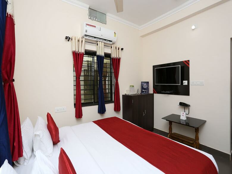 Oyo 9964 Hotel Shine