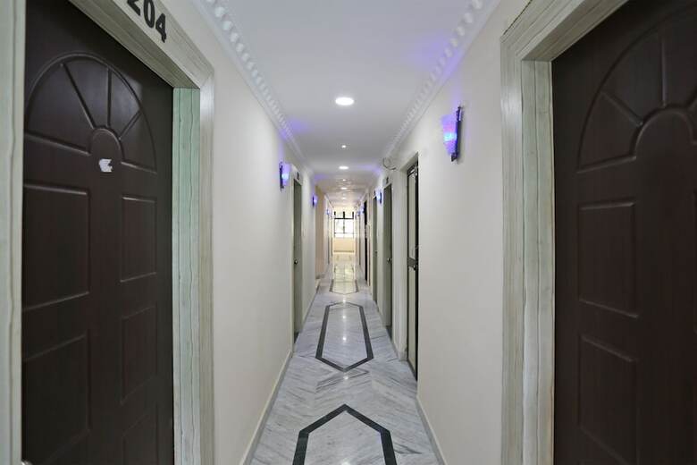 Oyo 9964 Hotel Shine