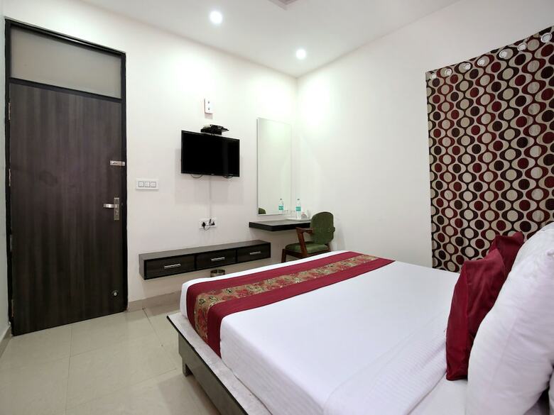 Oyo 7100 Hotel Crossroads