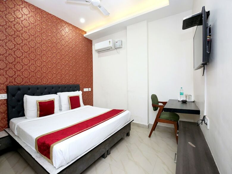 Oyo 7100 Hotel Crossroads