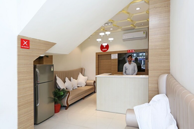 Oyo 10472 Hotel Queen