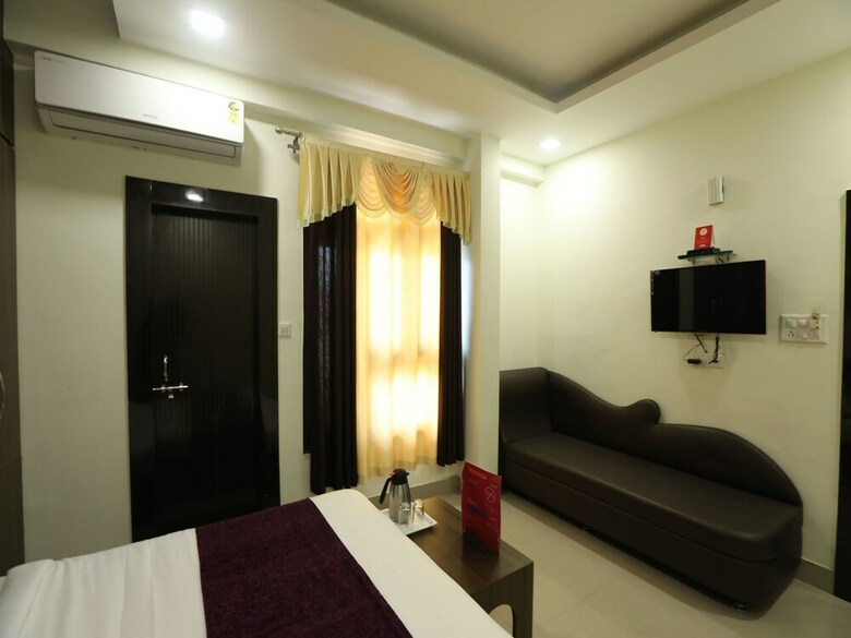 Oyo 10472 Hotel Queen
