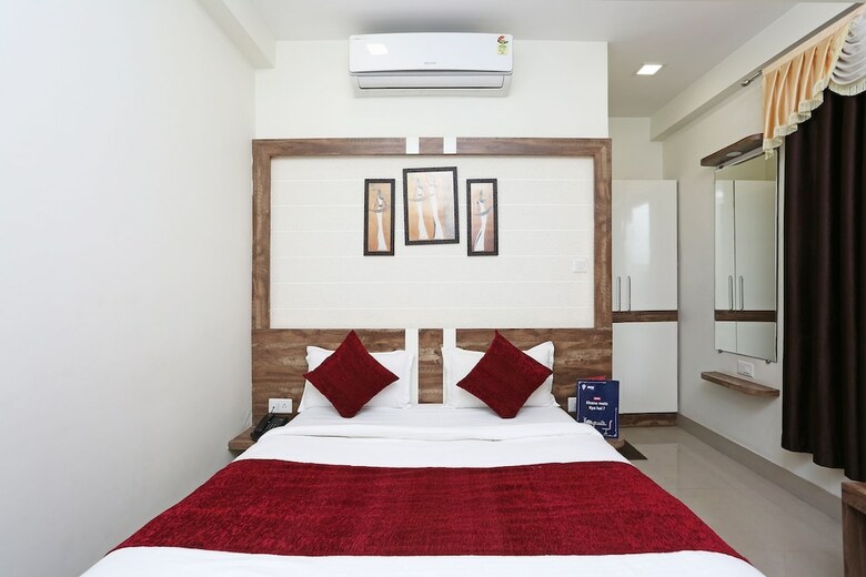 Oyo 10472 Hotel Queen