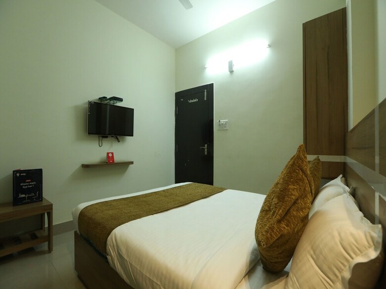 Oyo 10472 Hotel Queen