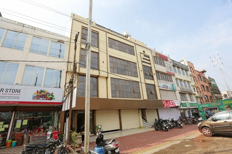 Oyo 10472 Hotel Queen