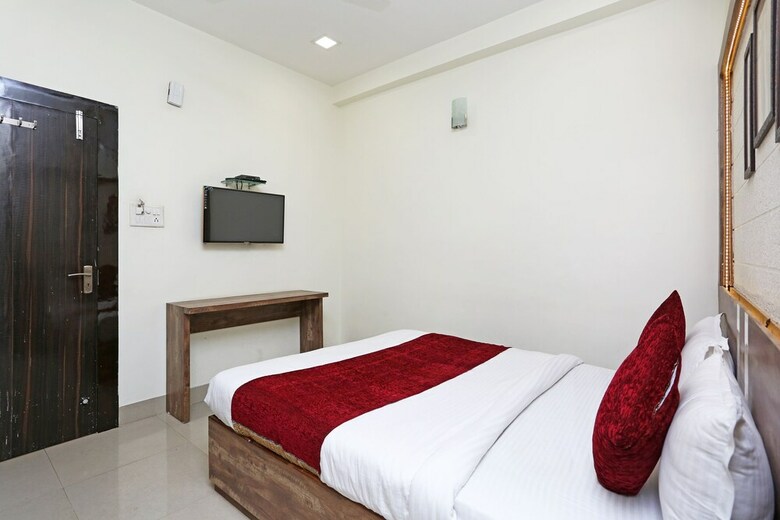 Oyo 10472 Hotel Queen