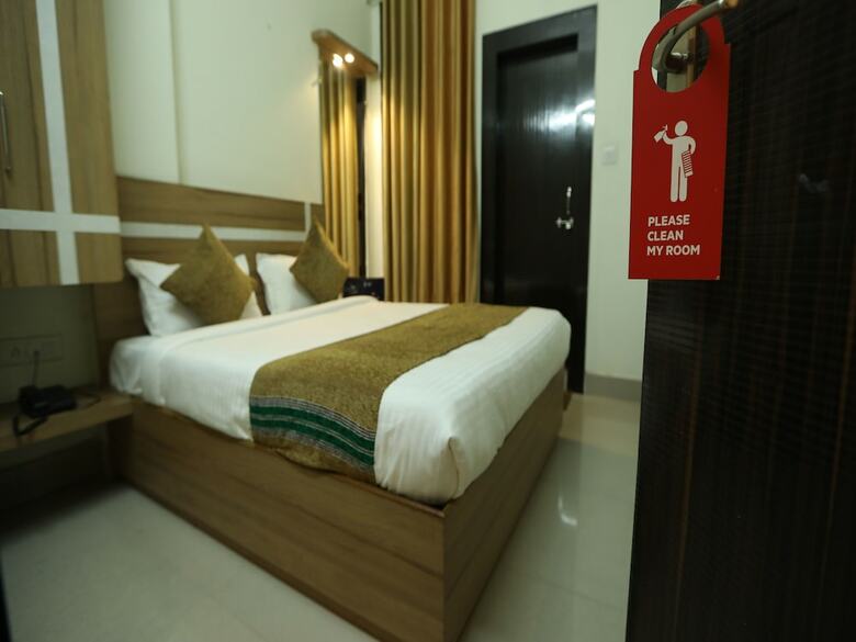 Oyo 10472 Hotel Queen