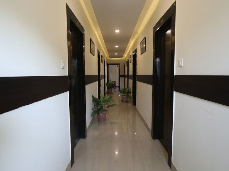 Oyo 10472 Hotel Queen