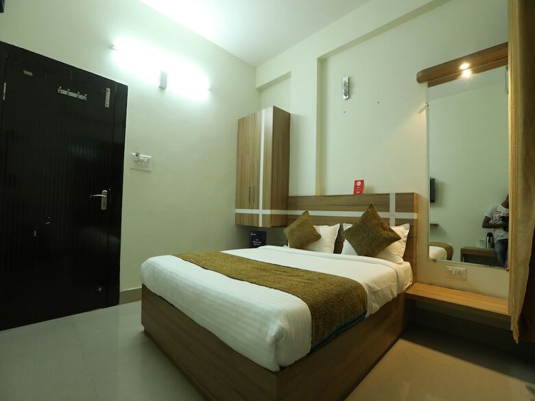 Oyo 10472 Hotel Queen