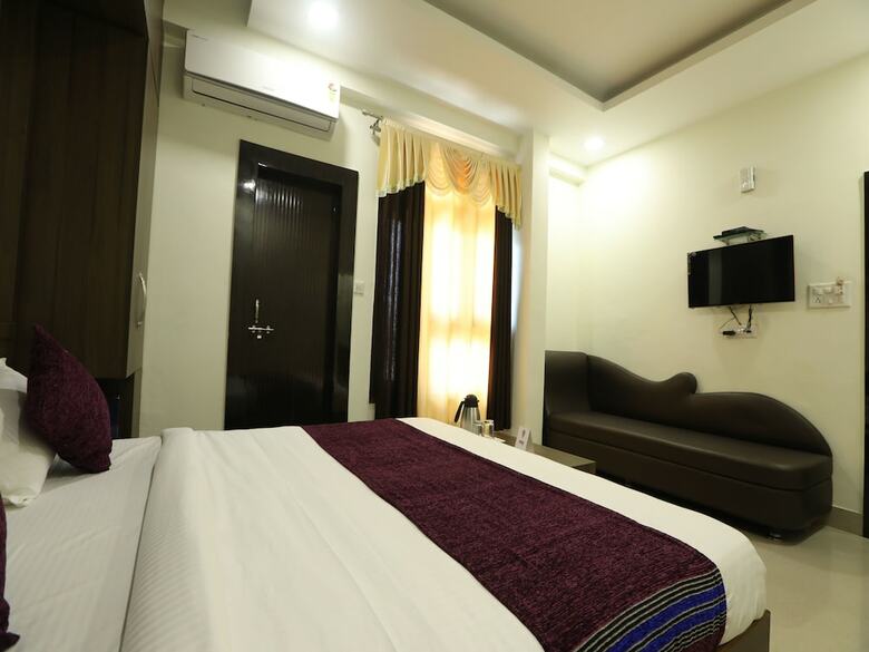 Oyo 10472 Hotel Queen