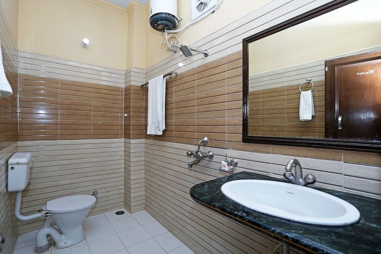 Hotel Oyo 10444 Vasundhra Inn