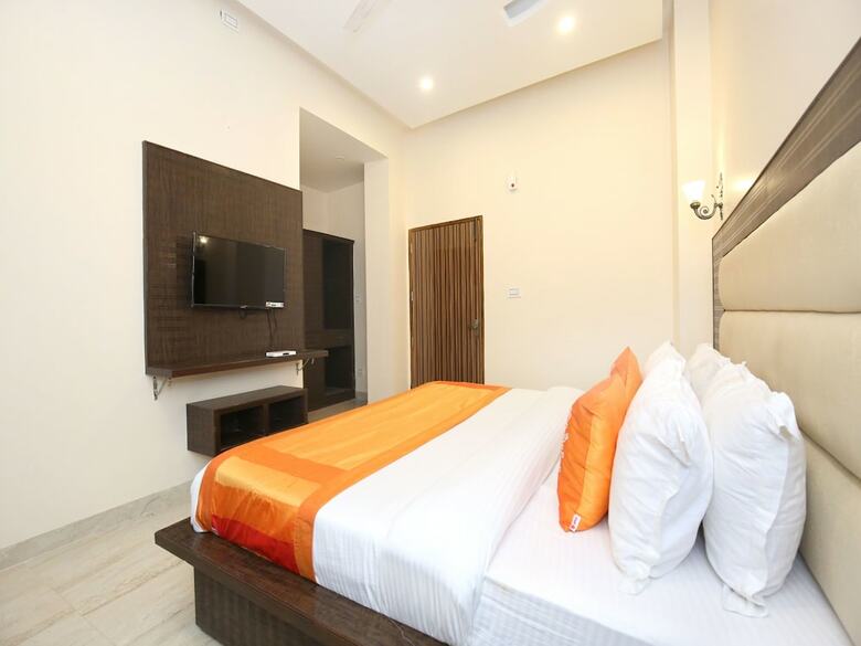 Oyo 10330 Hotel Golden Brooks