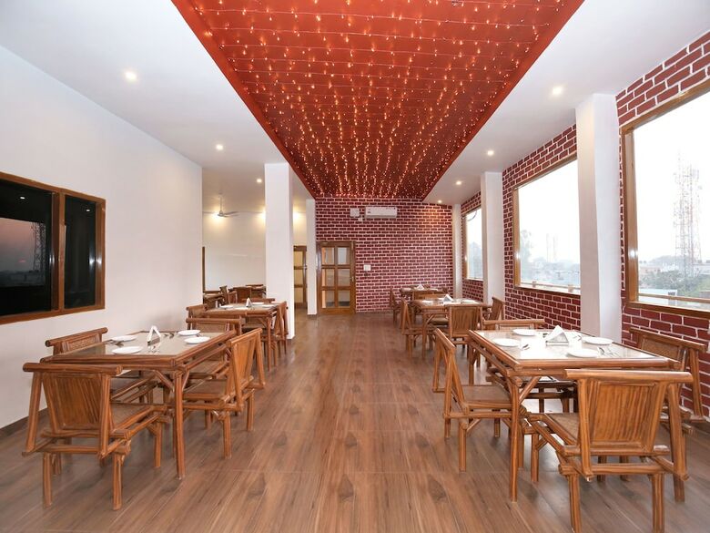 Oyo 10330 Hotel Golden Brooks