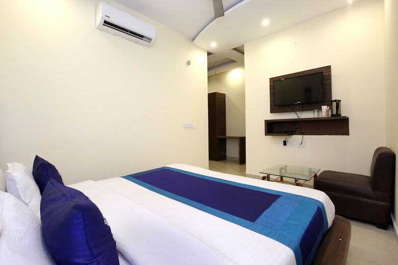 Oyo 10145 Hotel Jk