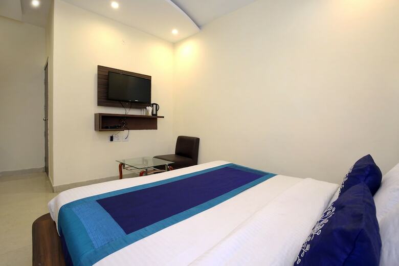 Oyo 10145 Hotel Jk