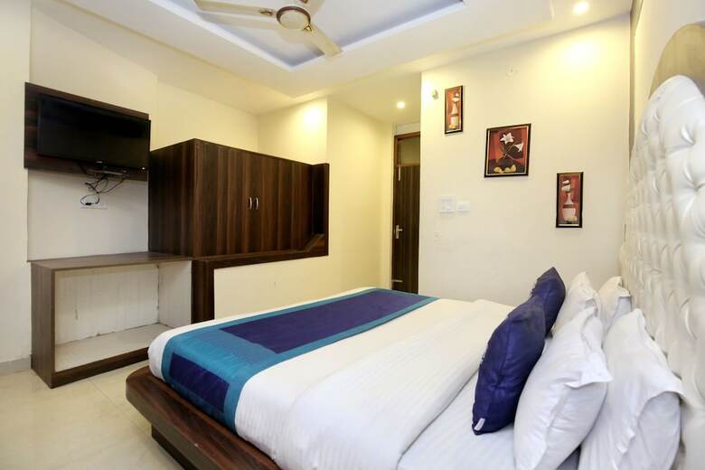 Oyo 10145 Hotel Jk