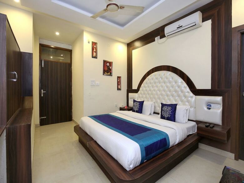 Oyo 10145 Hotel Jk