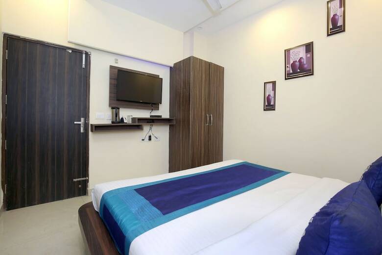 Oyo 10145 Hotel Jk