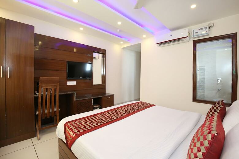 Oyo 9420 Hotel Silver Palm