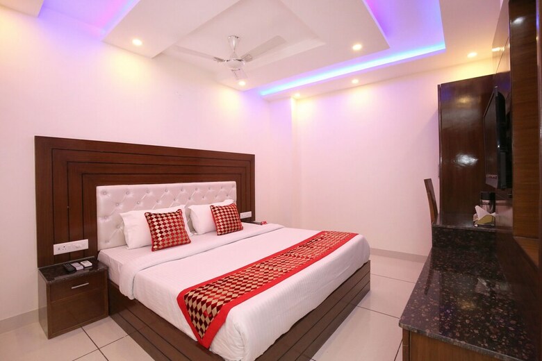 Oyo 9420 Hotel Silver Palm