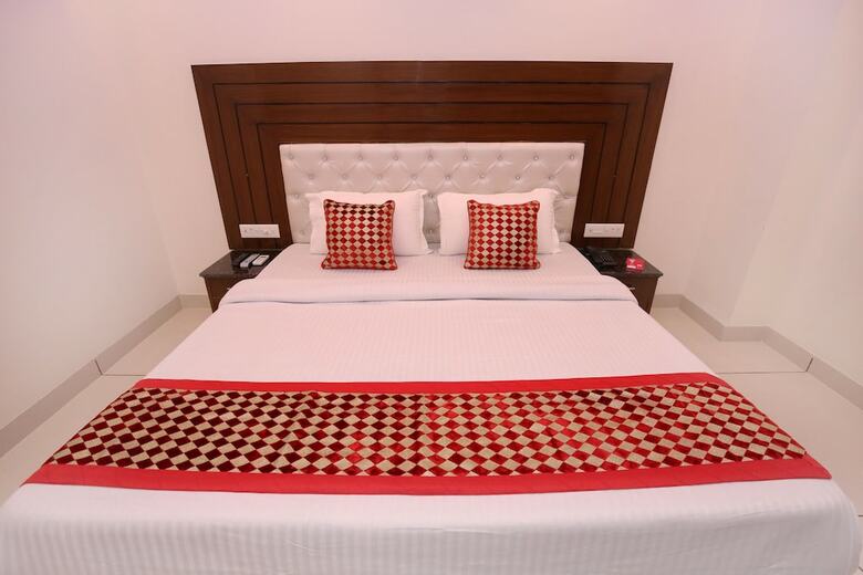 Oyo 9420 Hotel Silver Palm
