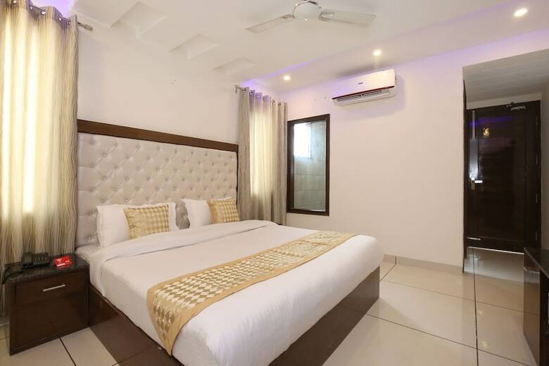 Oyo 9420 Hotel Silver Palm