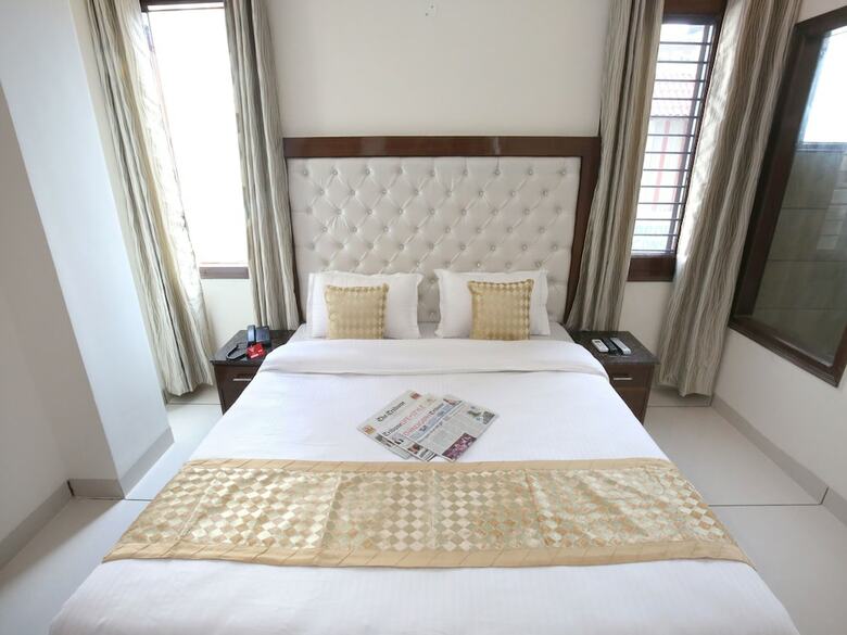 Oyo 9420 Hotel Silver Palm