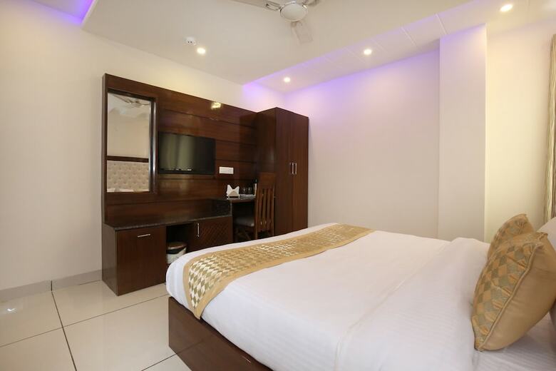 Oyo 9420 Hotel Silver Palm