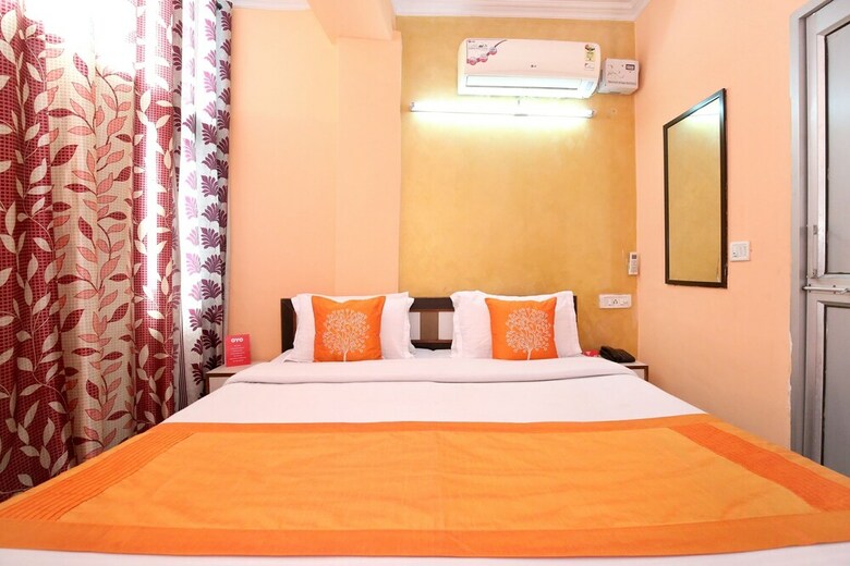 Oyo 10463 Hotel Paras