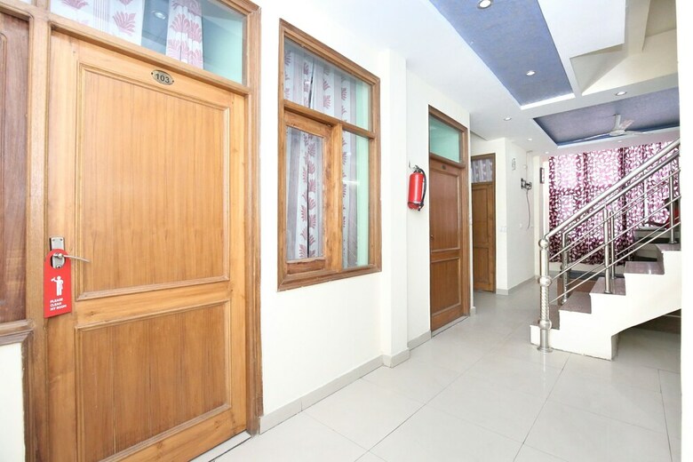 Oyo 10463 Hotel Paras