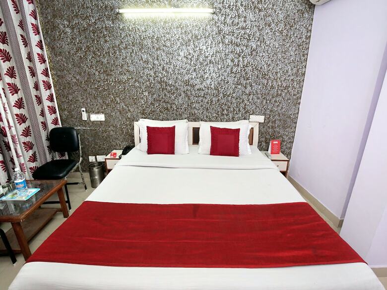 Oyo 10463 Hotel Paras