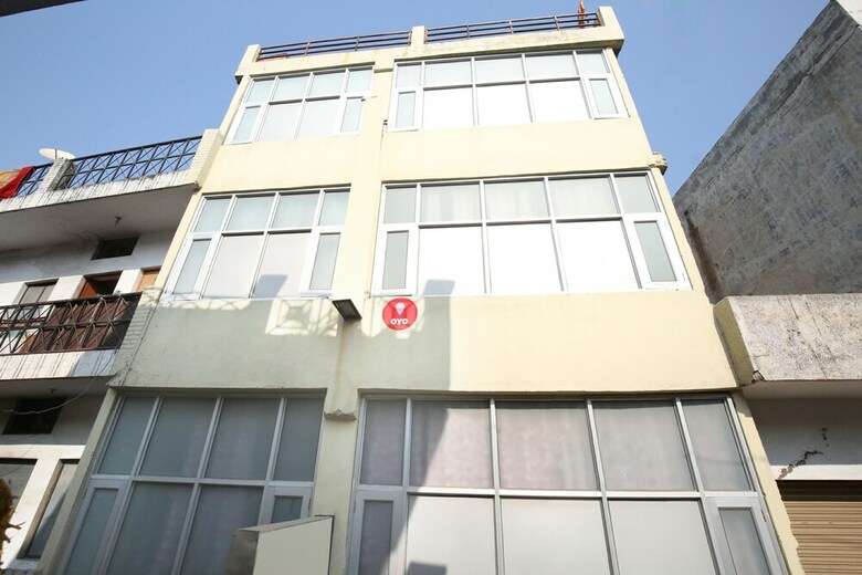 Oyo 10463 Hotel Paras