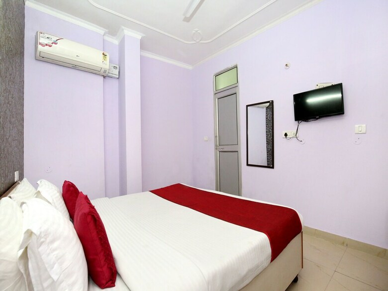 Oyo 10463 Hotel Paras