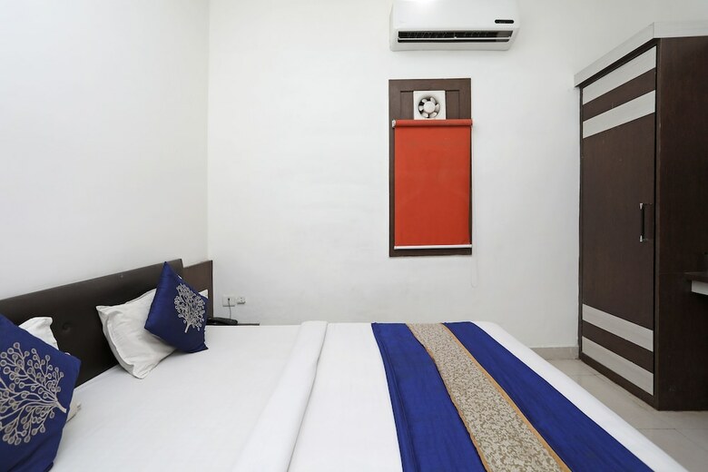 Oyo 10454 Hotel Riviera
