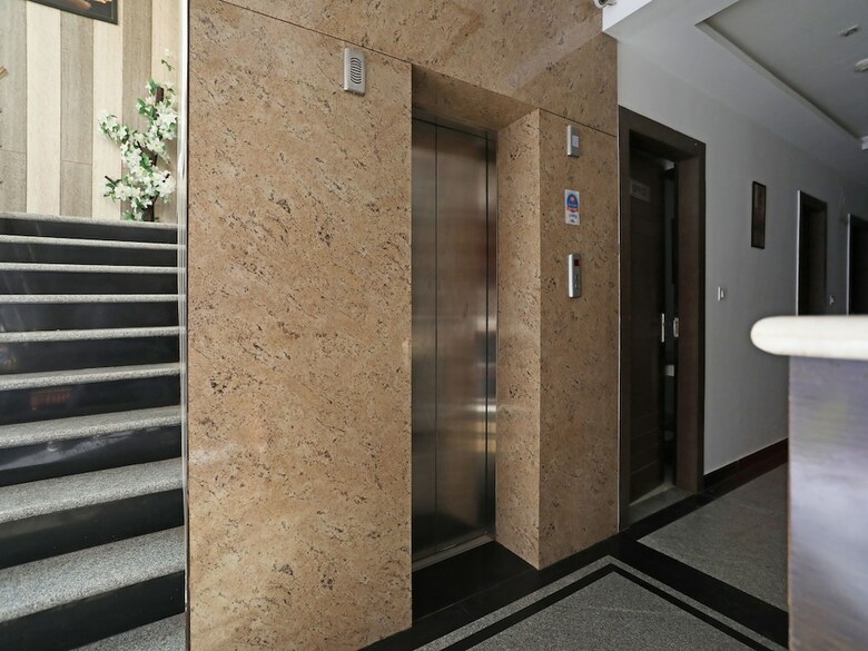 Oyo 10454 Hotel Riviera