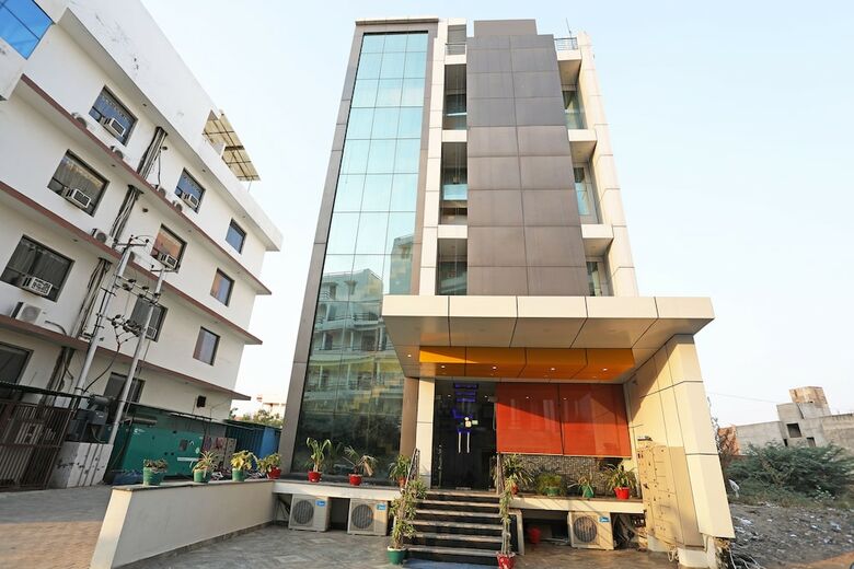 Oyo 10454 Hotel Riviera